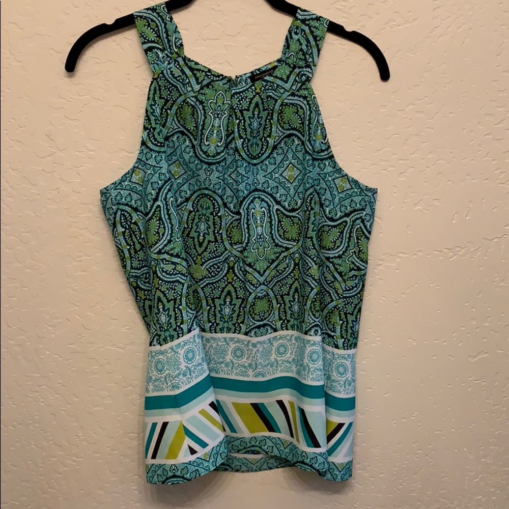Sleeveless‎ top